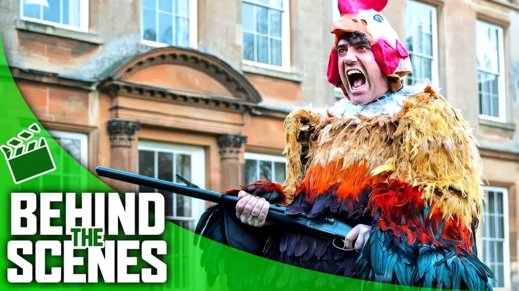 Scena tratta dalla serie The Gentlemen, in cui l'attore urla mentre indossa un costume da pollo e ha un fucile in mano